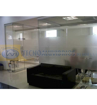 Divisiones o módulos de oficina en aluminio y vidrio, con persiana opalizada o total