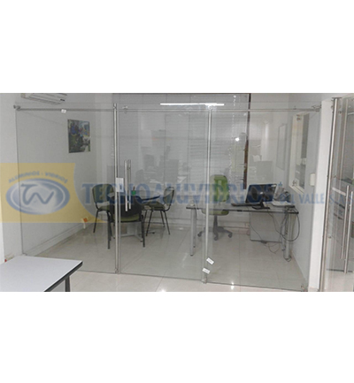 Divisiones o módulos de oficina en aluminio y vidrio, con persiana opalizada o total
