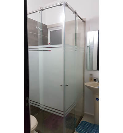División de baño en L corrediza