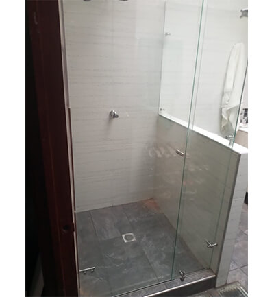 División de baño en L accesoriso en acero