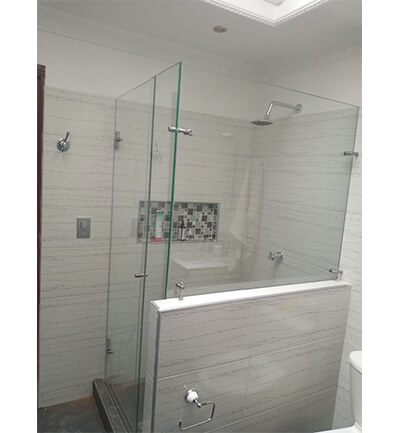 División de baño en L corrediza