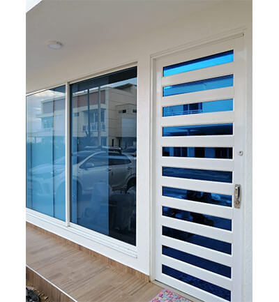 Puerta y ventana fachada
