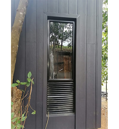 Ventana proyectante con persiana