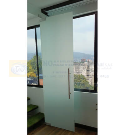 Puerta en vidrio templado opalizado