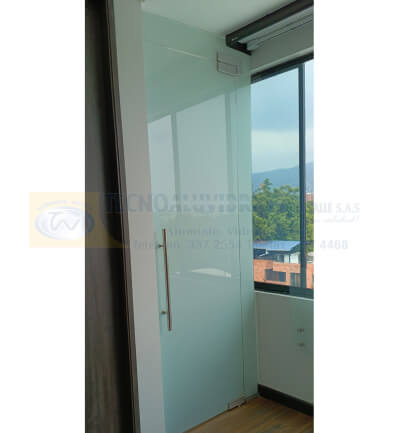 Puerta en vidrio templado opalizado